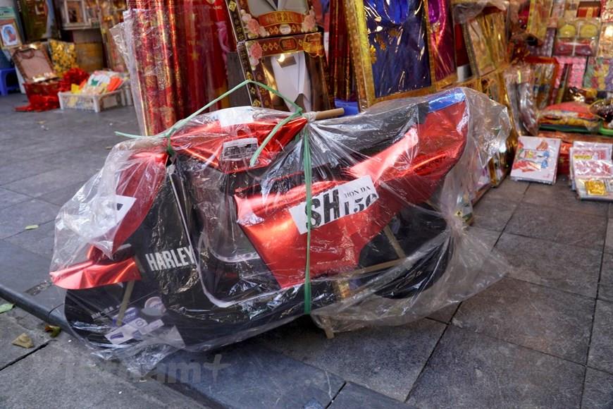 Today, many people burn votive paper as a way of demonstrating their wealth. They burn giant paper houses, cars, motorbikes, TV sets, and even paper servants and concubines which cost millions of dong each. And many people oppose this practice as a waste of money that they say raises the risk of fires and explosions and must be banned (Photo:VNA)