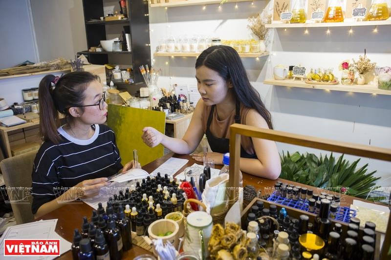 Workshops on fragrance extraction are opened (Photo:VNA/VNP)