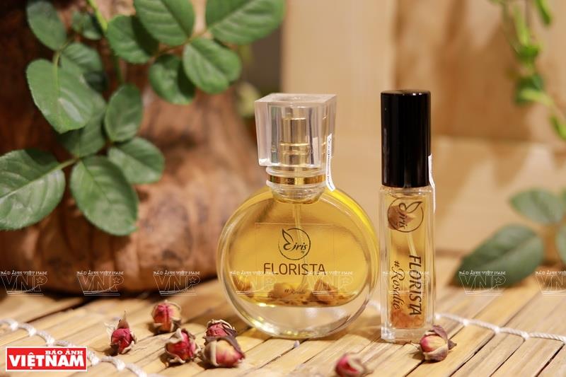 Some of best-selling products of ‘Perfumery House’ are extracted manually (Photo:VNA)