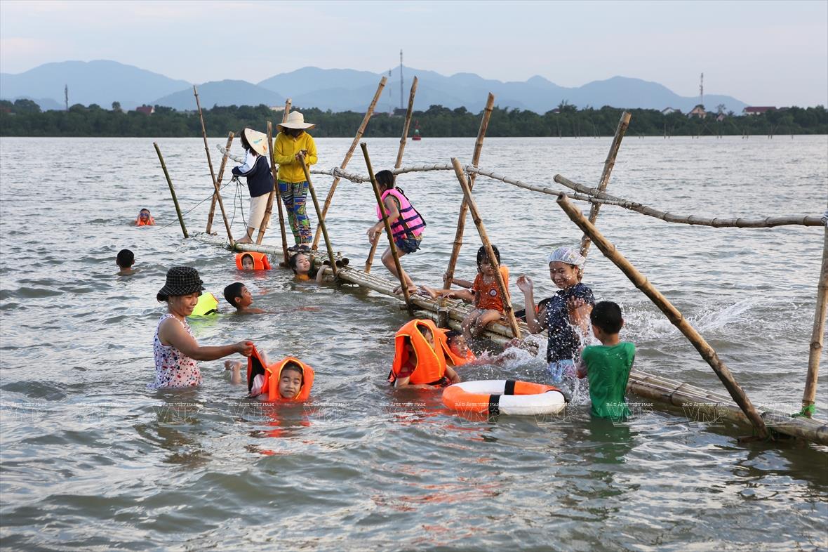 A swimming class on Lam river is opened every afternoon (Photo:VNA/VNP)