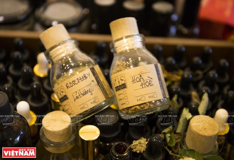 Extracting essential oils and scents from flowers (Photo:VNA/VNP)