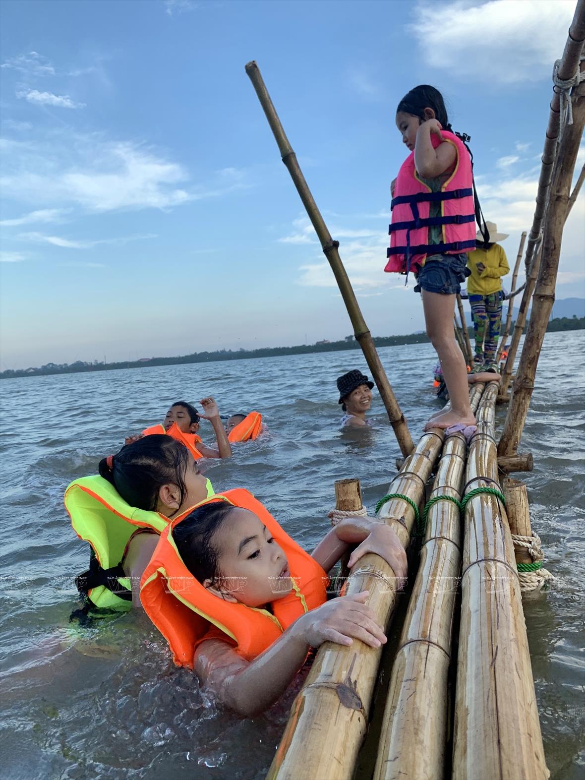 A bamboo bridge is built to ensure children’s safety (Photo:VNA/VNP) 