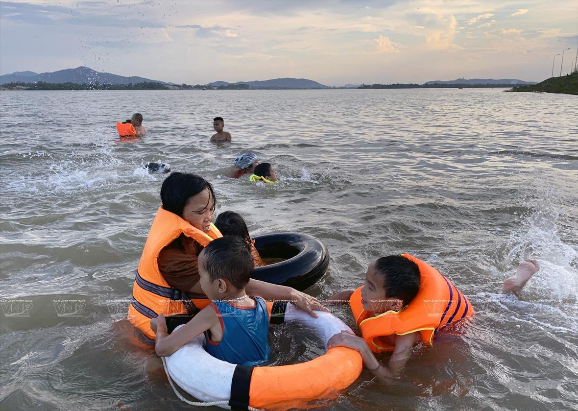 The class is equipped with life-jackets and lifebuoys (Photo:VNA/VNP)