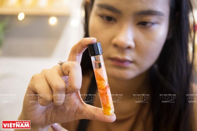 Rose petals are placed in a solvent water container to get typical rose fragrance (Photo:VNA/VNP)