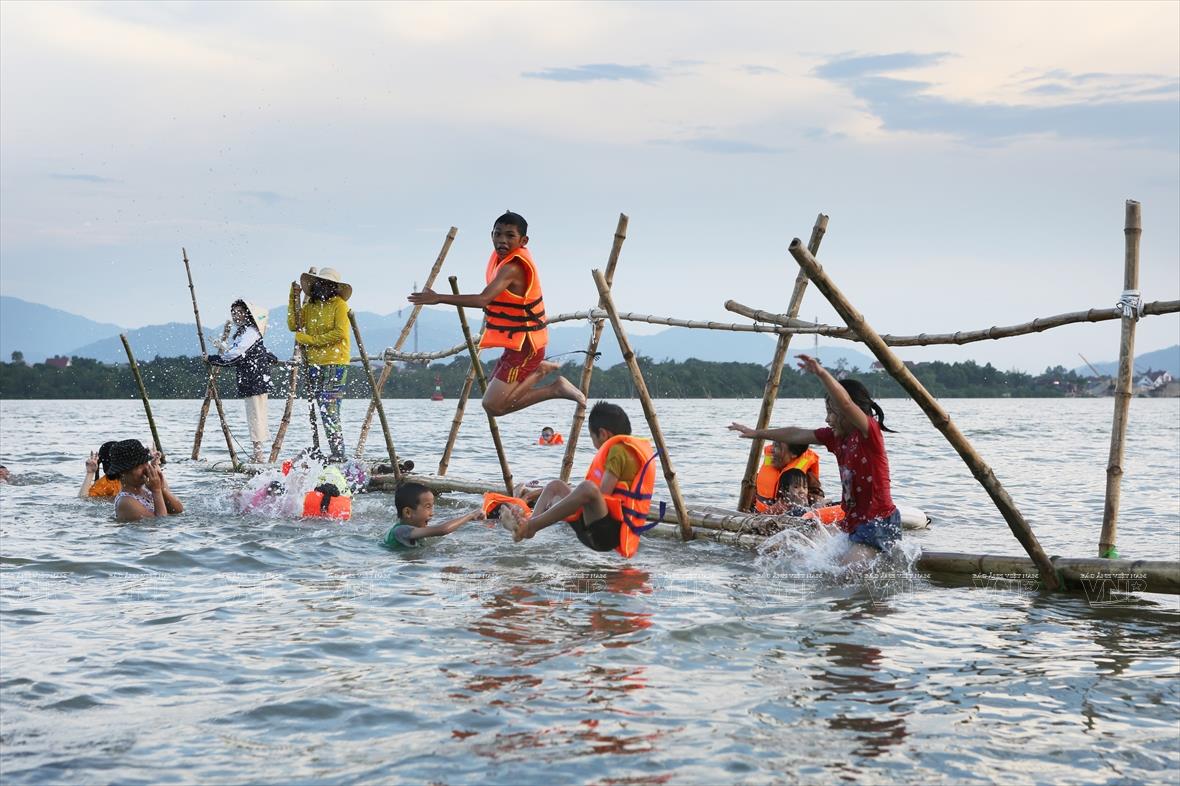 Children share joy in swimming class (Photo:VNA/VNP)