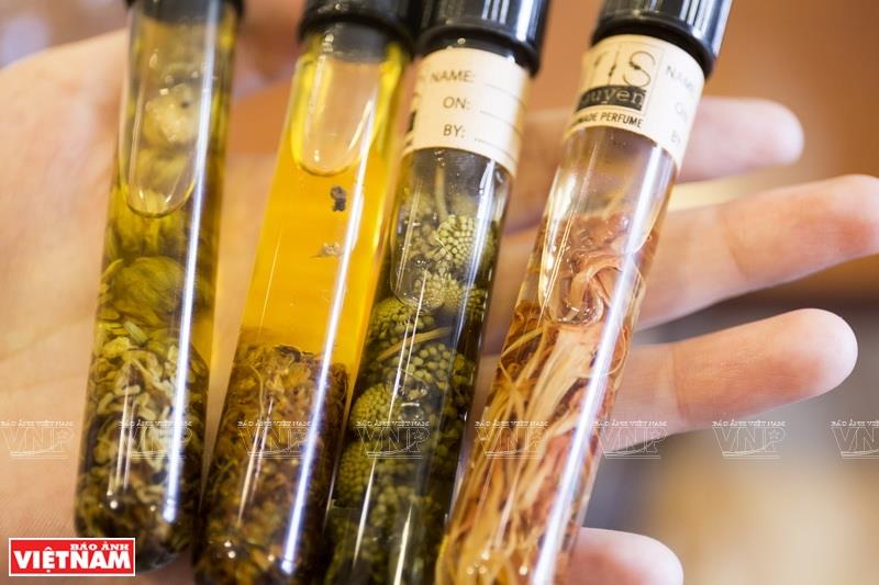 Several flowers are used for fragrance extraction (Photo:VNA/VNP)