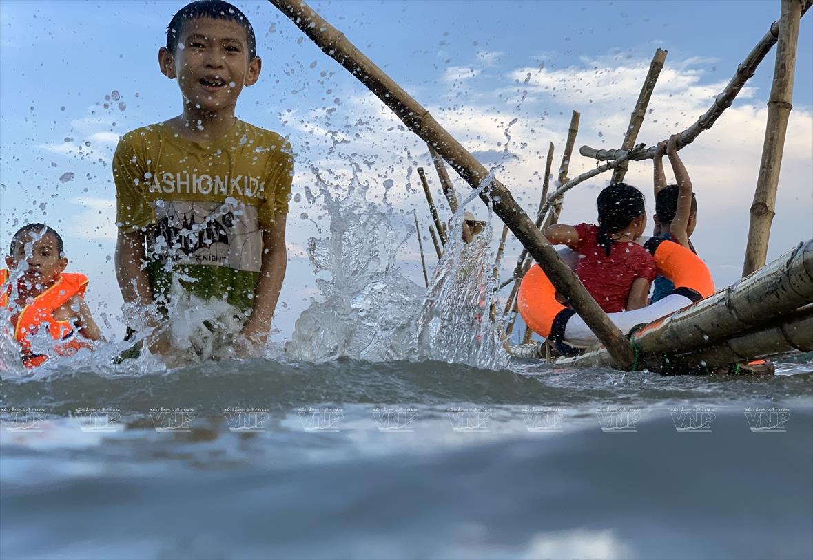 Swimming class on the local river brings joy to the kids during summer. It is also an effective way to reduce drowning cases among children (Photo:VNA/VNP)