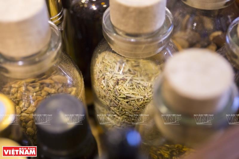 Besides perfume, Perfumery Hosue also makes candle wax (Photo:VNA/VNP)