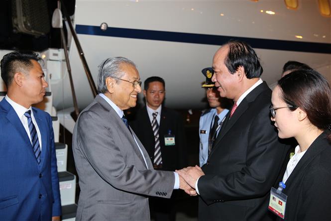 Malaysian Prime Minister Mahathir Mohamad is welcomed at Noi Bai International Airport in Hanoi by Deputy Prime Minister Mai Tien Dung (Photo:VNA)