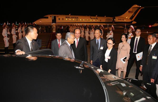 This is the first visit to Vietnam by Prime Minister Mahathir Mohamad since he took office in May 2018. It is expected to further strengthen the friendship and extensive cooperation between the two countries (Photo:VNA)