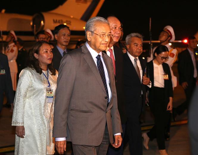 Malaysia Mahathir Mohamad is welcomed at Noi Bai International Airport in Hanoi (Photo:VNA)
