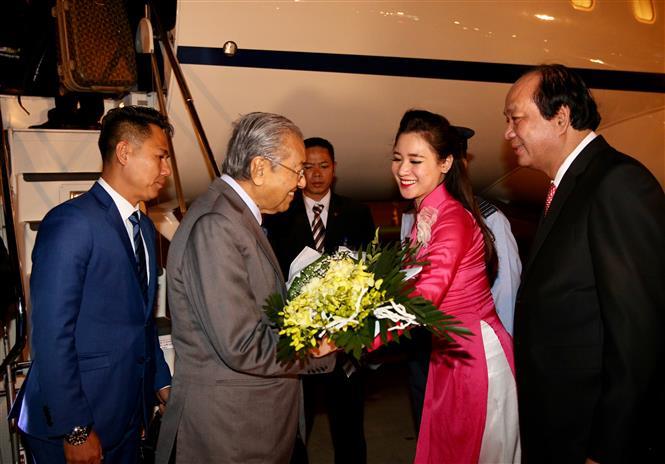 Malaysian Prime Minister Mahathir Mohamad is welcomed at Noi Bai International Airport in Hanoi (Photo:VNA)