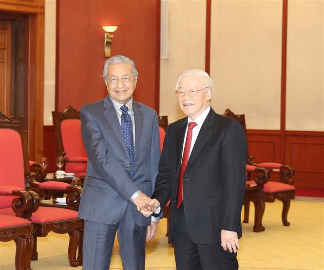 Party General Secretary and State President Nguyen Phu Trong welcomes visiting Malaysian Prime Minister Mahathir Mohamad  in Hanoi, August 28 (Photo:VNA)
