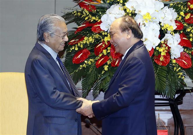 Prime Minister Nguyen Xuan Phuc meets his Malaysian counterpart Mahathir Mohamad before the visiting PM left for Malaysia, ending his official visit to Vietnam (Photo: VNA)