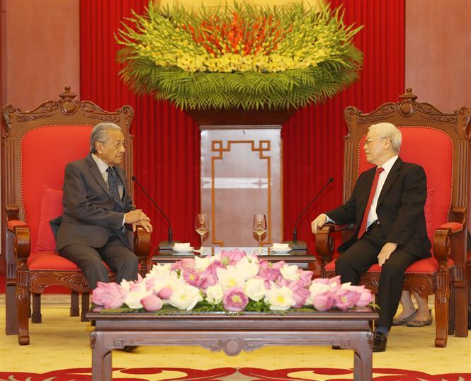 Party General Secretary and State President Nguyen Phu Trong welcomes visiting Malaysian Prime Minister Mahathir Mohamad in Hanoi, August 28 (Photo:VNA)