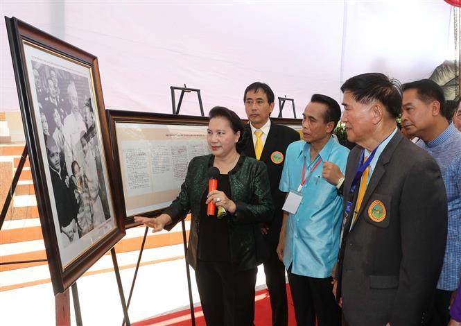 National Assembly Chairwoman Nguyen Thi Kim Ngan presents a photo of Ho Chi Minh to the government of Udon Thani province (Photo:VNA)