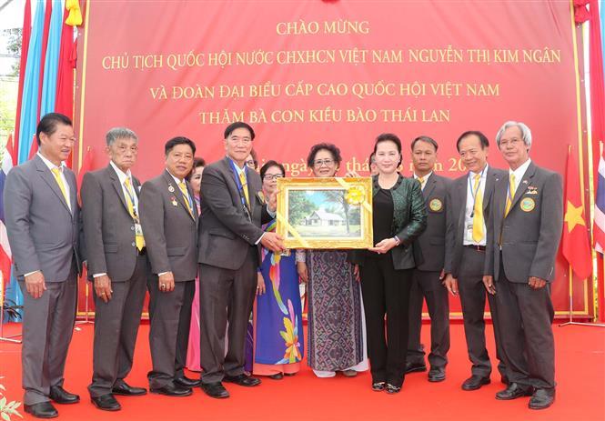 National Assembly Chairwoman Nguyen Thi Kim Ngan presents gift to the Vietnamese community in Udon Thaini province (Photo:VNA)