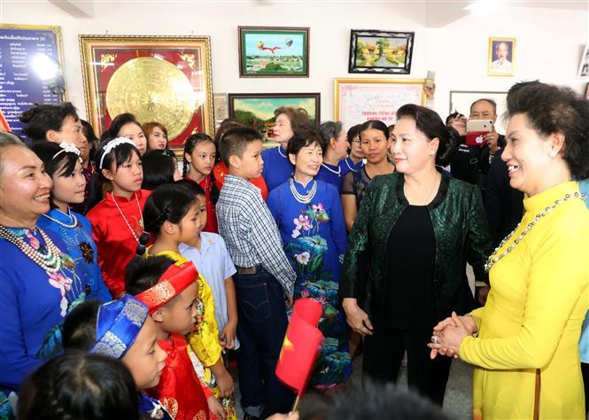 Chairwoman of the National Assembly Nguyen Thi Kim Ngan meets Vietnamese-origin people in Udon Thani province (Photo:VNA)