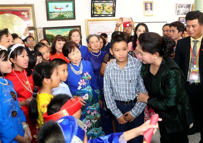 Chairwoman of the National Assembly Nguyen Thi Kim Ngan meets Vietnamese people in Udon Thani province (Photo:VNA)