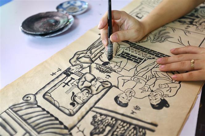 Apart from the beauty of lines and layouts, the folk feature of Dong Ho painting also lays on its color and paper; both are handmade and derived from materials available in nature (Photo:VNA)