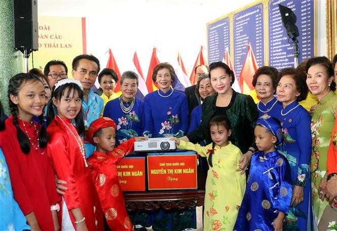 Chairwoman of the National Assembly Nguyen Thi Kim Ngan presents gift to Vietnamese students and people in Udon Thani province (Photo:VNA)