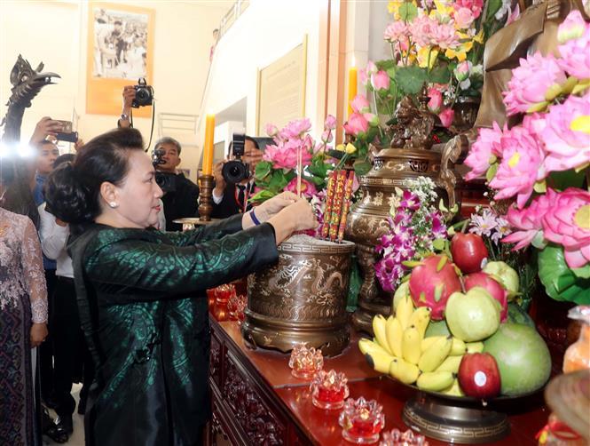 National Assembly Chairwoman Nguyen Thi Kim Ngan offers incense at a memorial to President Ho Chi Minh in Udon Thani province, where he lived and worked in 1928 during his journey for national salvation (Photo:VNA)