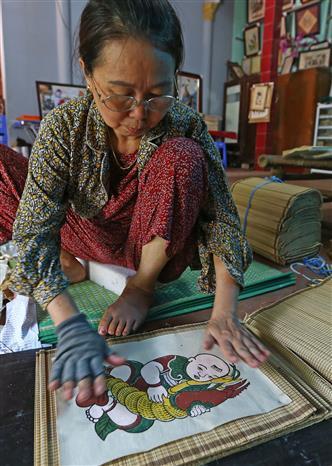 While seashells bring a sparkling white background, glutinous rice makes the paper more supple and able to conserve colors for a long time (Photo:VNA)