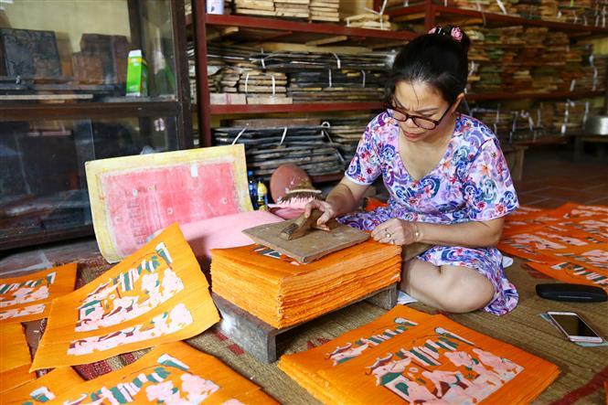 The black color is taken from ash of burned bamboo leaves; the red is from red gravel; the yellow is from flowers. All colors are so striking and lively that you seem to see the whole Vietnamese villages through each line, each color block (Photo:VNA)