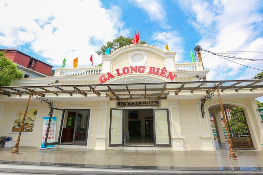 In recent days, many people passing by the Long Bien Bridge have been surprised to see the station donning new appearance (Photo: VNA)