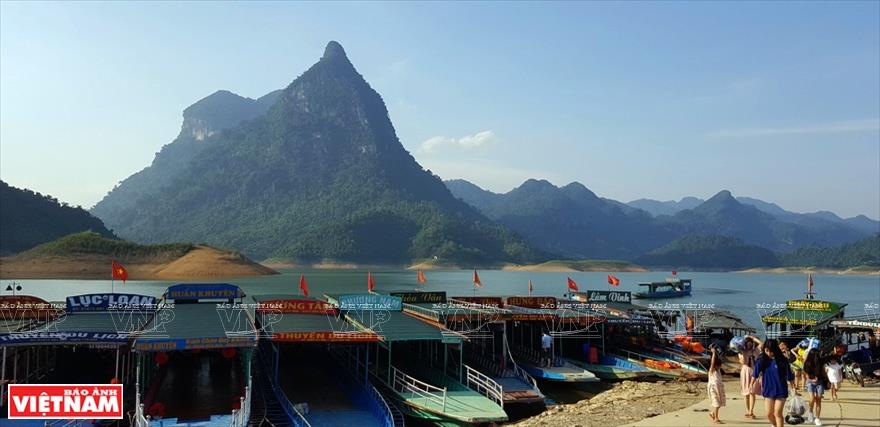 Picturesque Na Hang lake marina welcomes tourists far and wide (Photo: VNA)