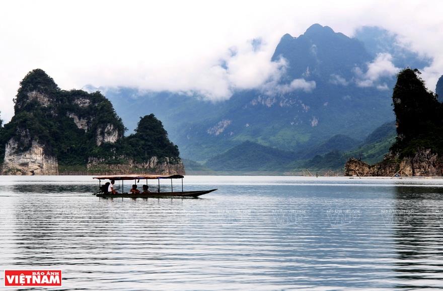 Coming to Na Hang, visitors will be taken by surprise with mountains and poetic messages of nature (Photo: VNA)