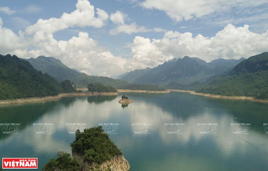The poetic beauty of Na Hang lake (Photo: VNA)