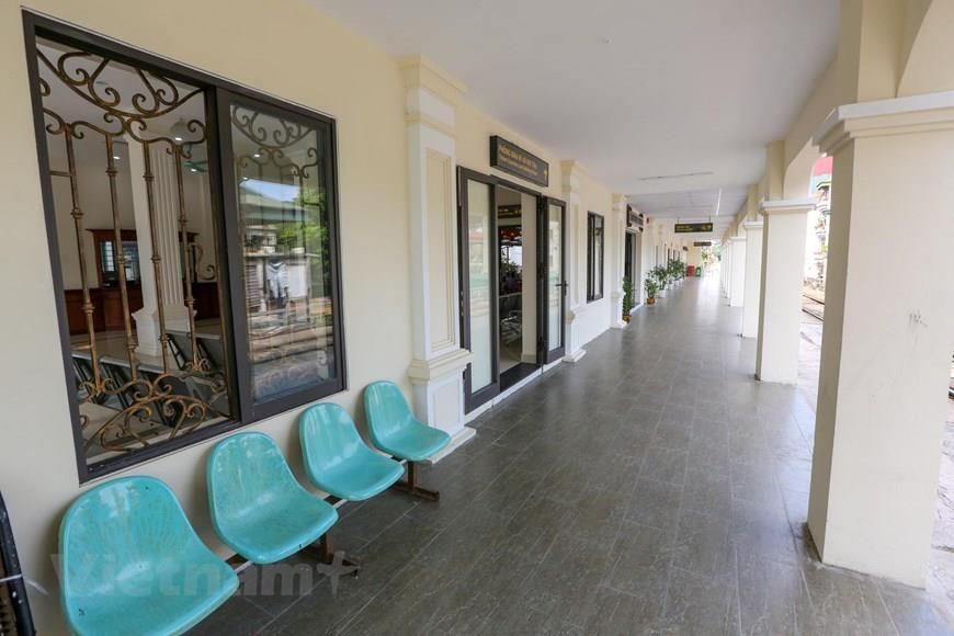 Long Bien Station is a quite famous tourist attraction in Hanoi. Due to the narrow terrain, the entrance to Long Bien Station for train passengers is very unique (Photo: VNA)