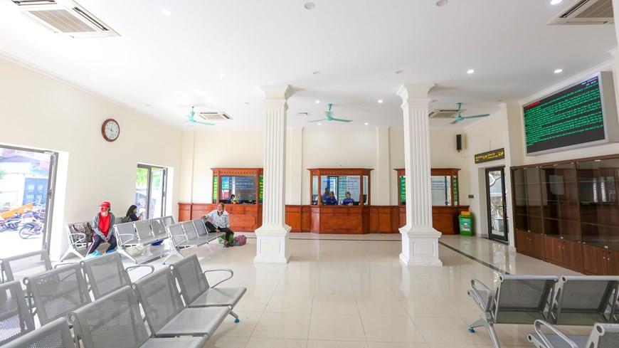 The entire area inside the station is replaced with all the doors, windows with neoclassical architecture with lighting systems, wooden ticketing counters (Photo: VNA)