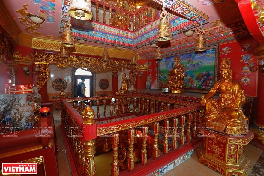 The tower features 158 gold gilded bronze statues in honour of Buddhas and national heroes over historical ages (Photo: VNA)