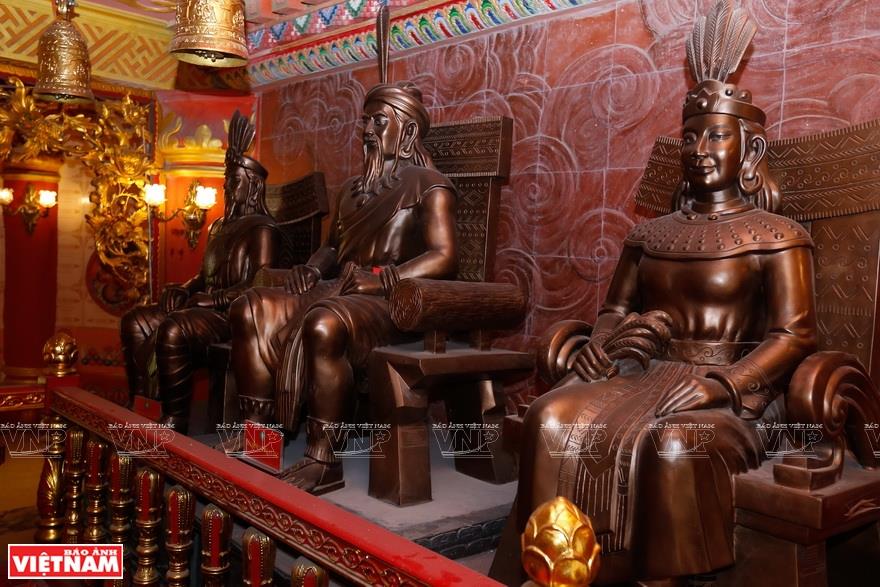 Vajrayana Dai Bi tower sets seven Vietnam records and a world record for worshipping the most national heroes, and having the most gold gilded bronze bells with the first-ever auto-strike system in the world (Photo: VNA)