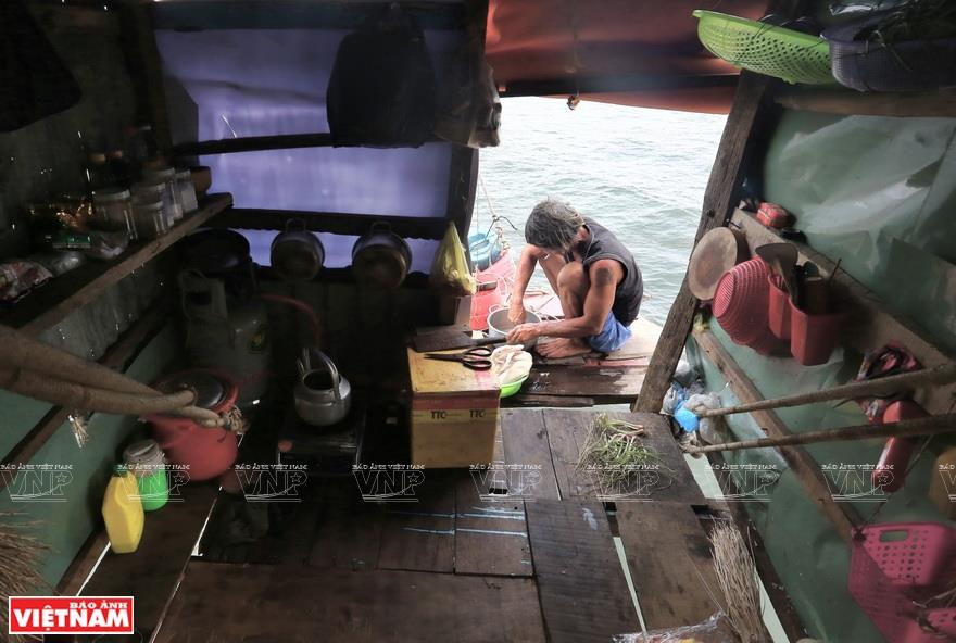 Fishermen stay in the stilt houses to monitor the currents to decide when to pull the nets. The only way for the fishermen to move from one stilt house to another is on the rope ties (Photo: VNA)