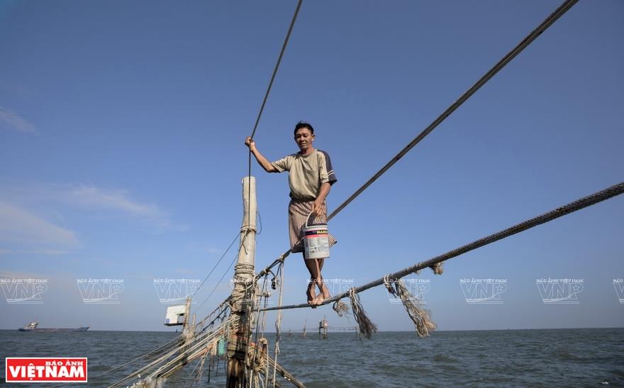 The fishermen are regarded as rope dancers at sea (Photo: VNA)
