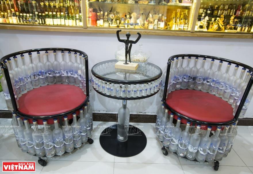 Furniture and decorative items in Binh's home are made from glass bottles (Photo: VNA)