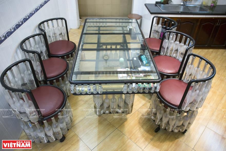 One of the most impressive pieces of furniture in Binh’s house is a set of table and chairs made from hundreds of wine bottles (Photo: VNA)