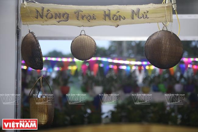 Hoa’s bamboo straw workshop creates jobs for 11 locals who earn an average income of 195-260 US dollars/month (Photo: VNA)