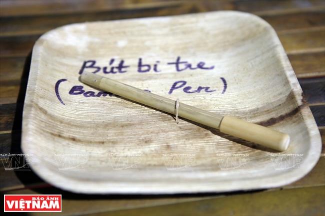 Hon Mu farm also makes products from natural materials such as bamboo spoons, straws and ball point pens (Photo: VNA)