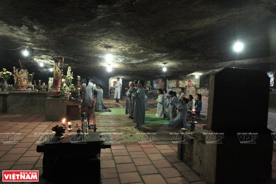 Volcanic tectonics created sedimental caves on Ly Son, one of which was Hang pagoda (Photo: VNA)