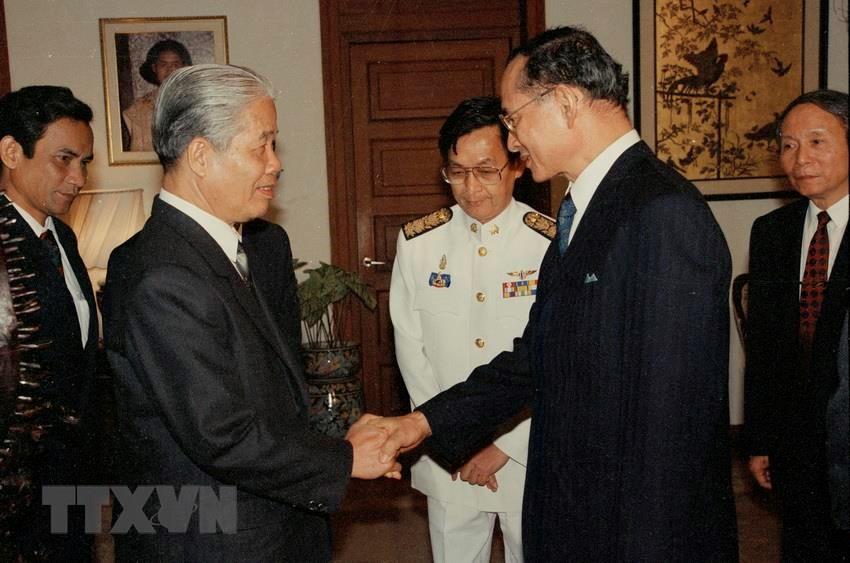 King Bhumibol Adulyadej (R) welcomes Party General Secretary Do Muoi during his official visit to Thailand, October 15-18, 1993 (Photo: VNA)