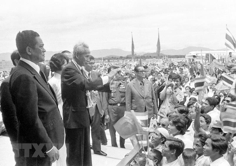 Narathiwat province’s people welcome Prime Minister Pham Van Dong (second L) during his official visit to Thailand in 1978. This is the first Thailand visit by a Vietnamese high-ranking leader since the two countries established their diplomatic relations in 1976 (Photo: VNA)