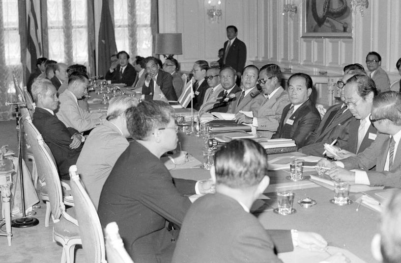 Prime Minister Kriangsak Chomanan holds talks with Prime Minister Pham Van Dong during the latter’s official visit to Thailand, Bangkok, September 10, 1978 (Photo: VNA)