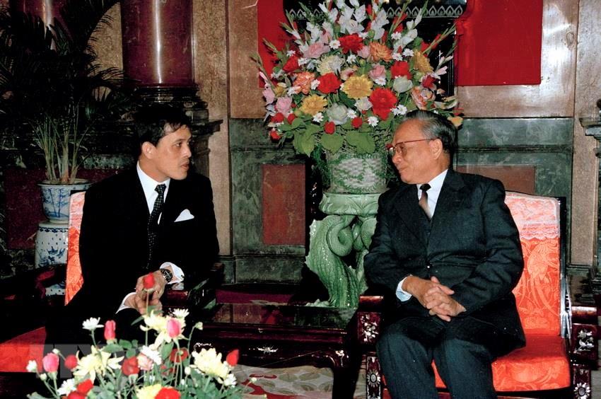 President Le Duc Anh (R) receives Thai Crown Prince Maha Vajiralongkorn during his state visit to Vietnam, November 15, 1992 (Photo: VNA)