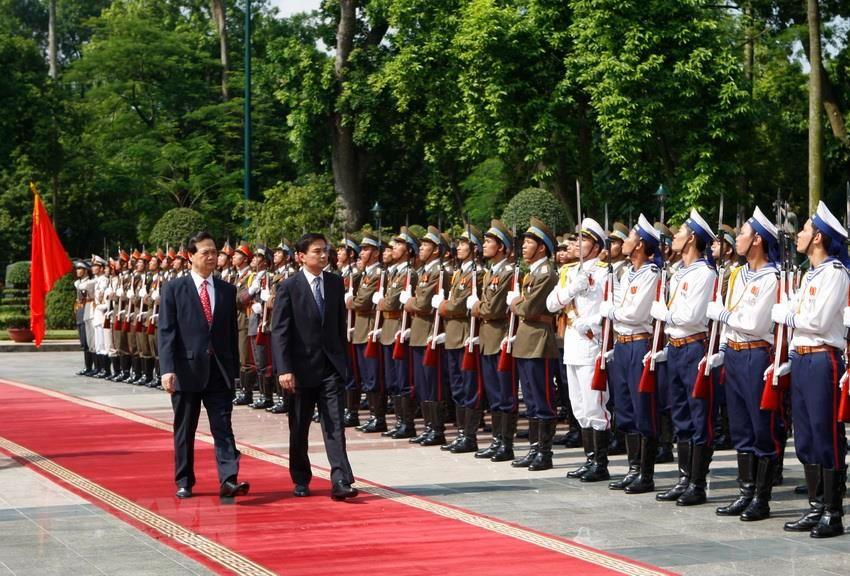 Prime Minister Nguyen Tan Dung (L) hosts the welcome ceremony for Thailand’s Prime Minister Abhisit Vejjajiva on his official visit to Vietnam, Hanoi, July 10, 2009 (Photo: VNA)