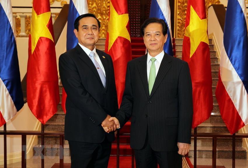 Prime Minister Nguyen Tan Dung (R) welcomes and holds talks with his Thai counterpart Prayuth Chan-ocha during the latter’s visit to Vietnam from November 27-28, 2014 (Photo: VNA)