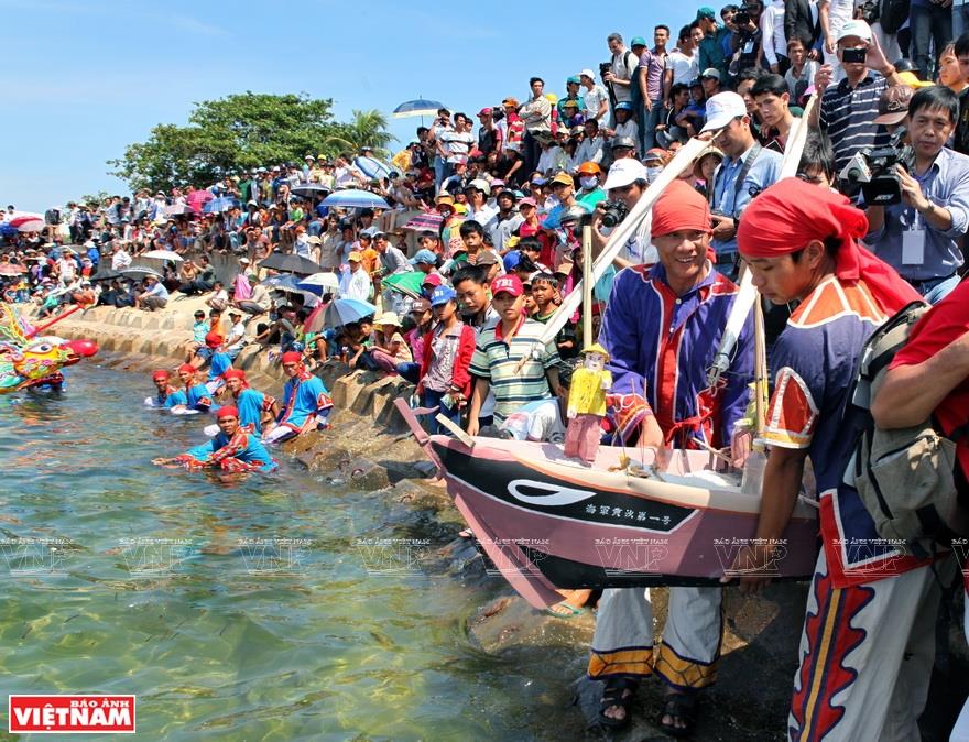 Releasing boat, a ritual at Le khao le the linh Hoang Sa (Feast and Commemoration Festival for Hoang Sa soldiers) (Photo: VNA)